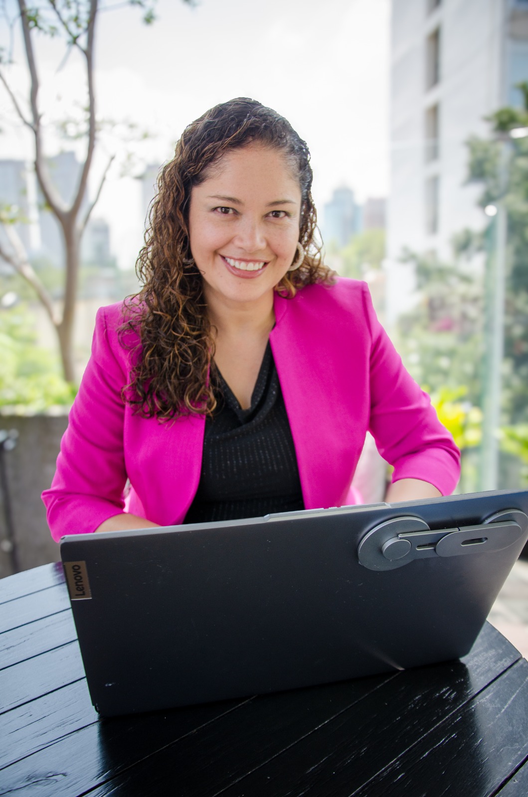 Consultora de Uxara Agency trabajando en su laptop en una terraza
